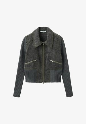 Veste zippée gris foncé avec col large, manches longues côtelées et ourlet, et deux poches poitrine zippées en diagonale.