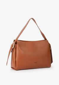 Borsa a mano in pelle marrone con texture liscia, una sola tracolla e dettagli in metallo color oro. Design morbido con una forma sinuosa.