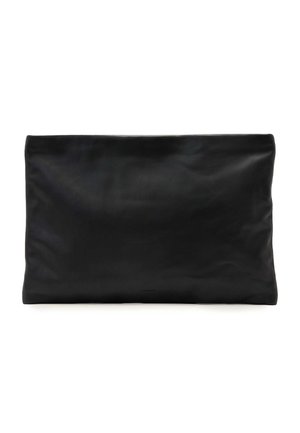 Czarna, miękka, skórzana prostokątna kopertówka o gładkiej powierzchni, bez widocznych metalowych elementów ani zapięć.