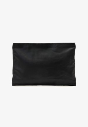 Pochette rectangulaire en cuir noir souple avec une surface lisse et sans quincaillerie ou fermetures visibles.