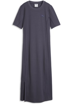 Robe midi côtelée gris foncé avec manches courtes, encolure ronde, fente latérale et petit logo Puma bleu sur la poitrine.