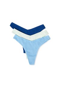 Trzy majtki typu thong z prążkowanej bawełny w kolorach niebieskim, jasnym zielonym i jasnym niebieskim ułożone w warstwowy stos na białym tle.