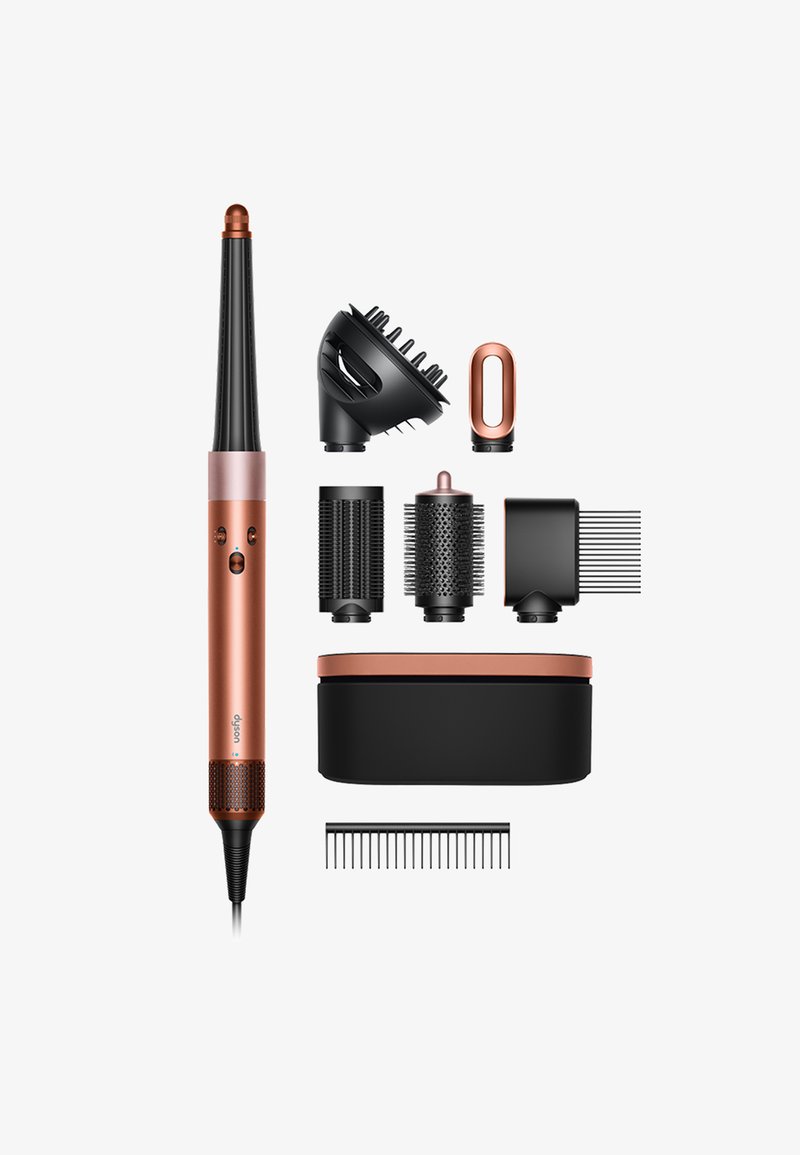 Haarstylingsapparaat met een koperen accent op de cilinder, zwarte accessoires waaronder een diffuser, borstelkoppen en een opbergtas met een roségouden deksel.