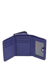 Fioletowy skórzany portfel z wieloma przegródkami na karty, bezpiecznym zatrzaskiem i przezroczystym okienkiem na identyfikator. Gładka faktura i minimalistyczny design.