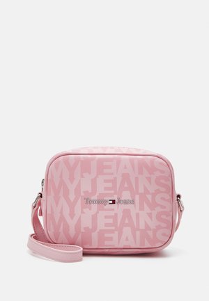 Borsa a tracolla rosa con motivo in rilievo "MY JEANS". Presenta una chiusura con zip e una tracolla regolabile. Logo ben visibile sul davanti.