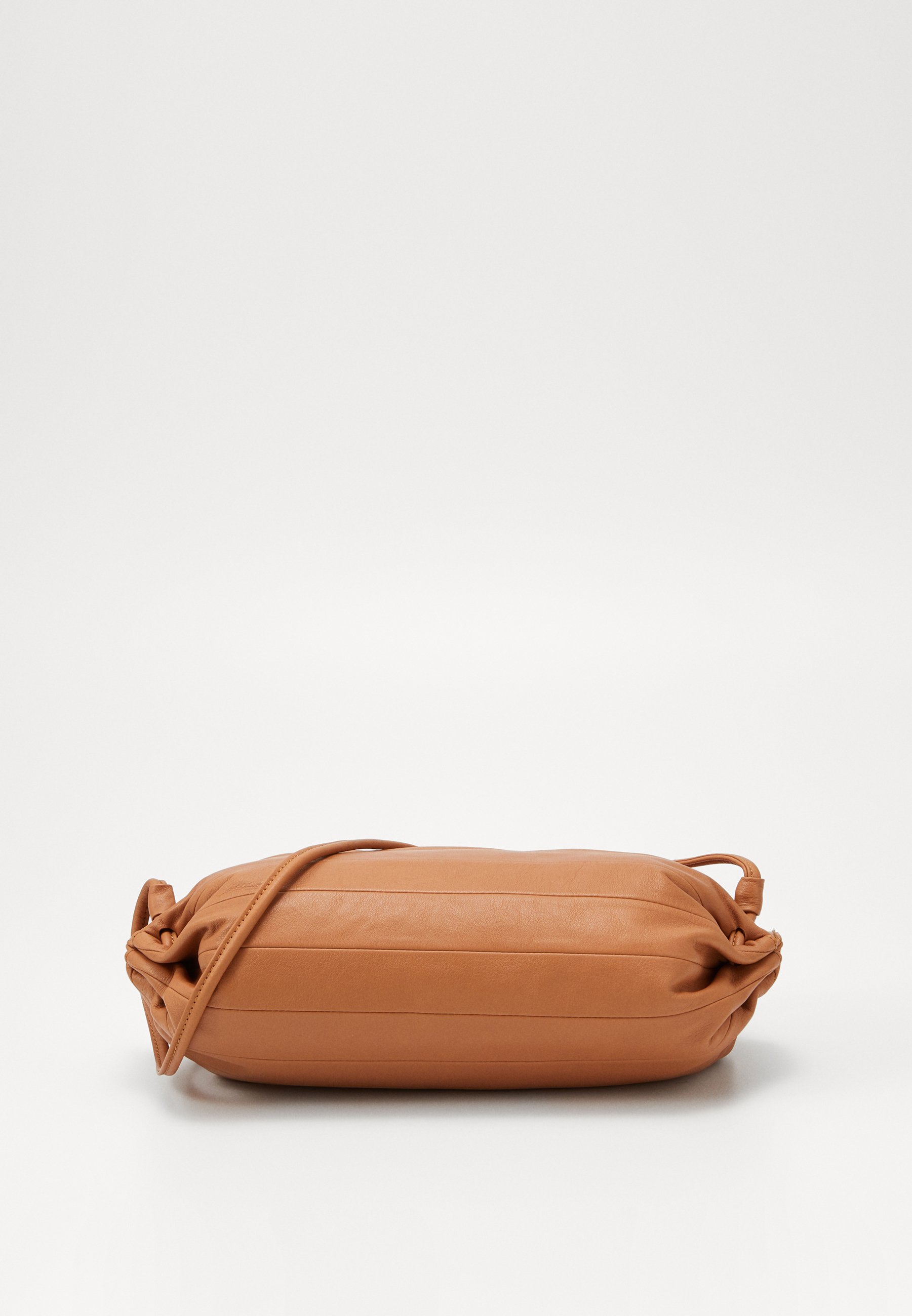 KARLA BAG Axelremsväska golden brown KARLA BAG Axelremsväska golden brown