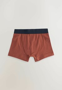 Braune Baumwoll-Boxershorts mit einem marineblauen elastischen Bund, ausgestattet mit einem Frontbeutel und Flachnähten für eine glatte Verarbeitung.