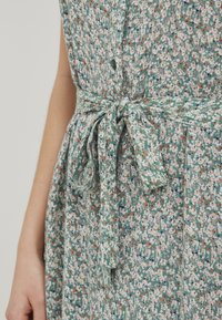 Fransa FRALCRINKLE - Denní šaty - clover green mix