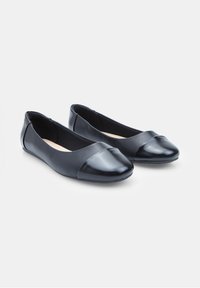 Ballet flats neri in pelle liscia, con punta arrotondata e un cappuccio lucido a contrasto. Il design è semplice e versatile.
