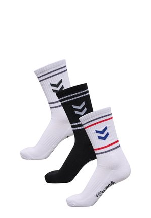 Drie paar sportkousen: één wit met grijze strepen en een groene chevron, één zwart met blauwe strepen en een zwarte chevron, en één wit met rode strepen en een blauwe chevron.