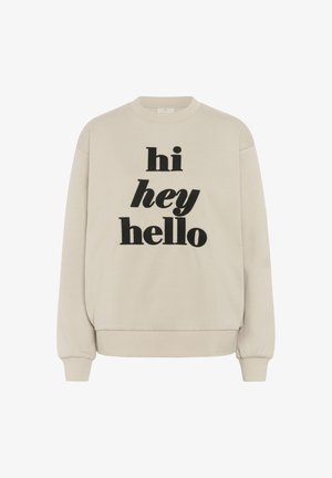 Gai bēšs sporta krekls ar apaļu kakla izgriezumu. Uz tā ir izcelta drosmīga melna teksts "hi hey hello". Mīksta auduma, ar ribotām aprocēm un apakšmalu.