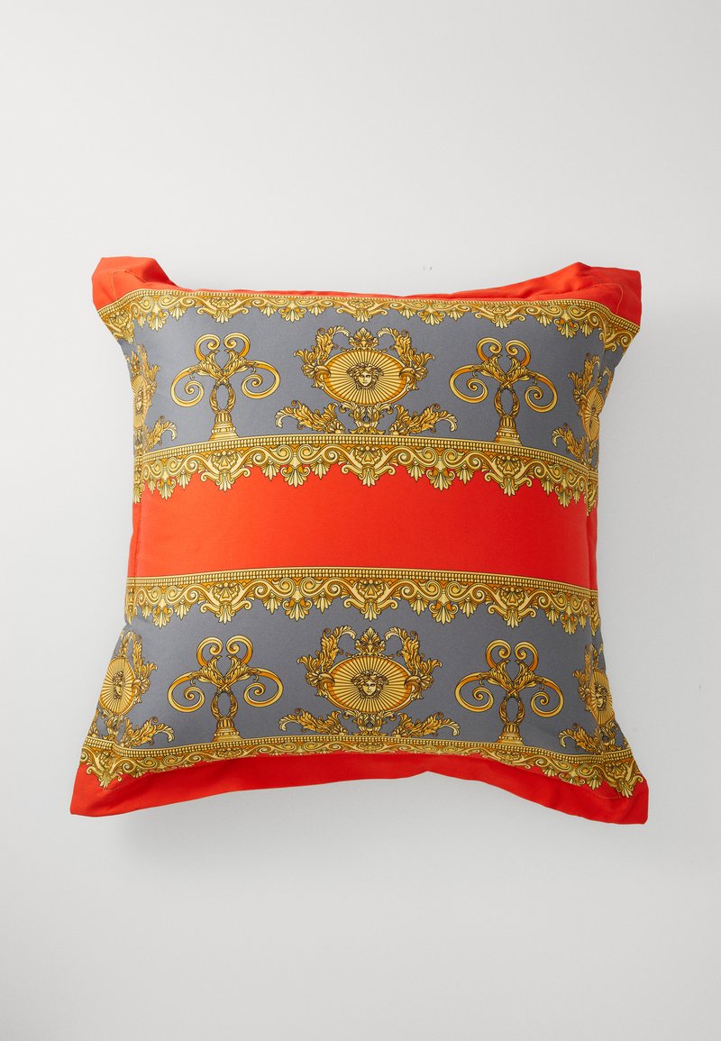 Hranatý polštář s oranžovými saténovými okraji, šedé středy s složitými zlatými barokními vzory, včetně dekorativních motivů a akcentů.