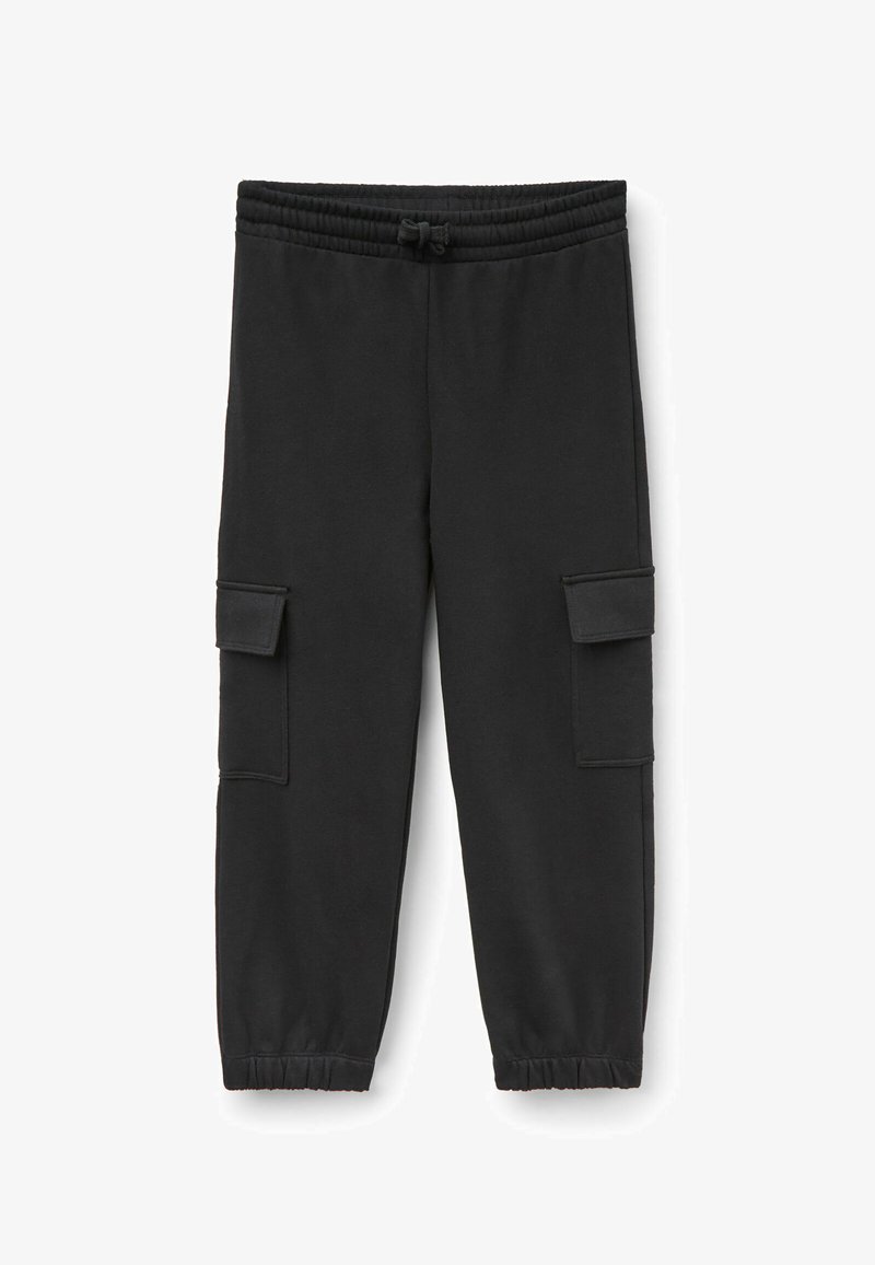 Černé teplákové kalhoty vyrobené z měkké látky, s elastickým pasem, šňůrkou na stažení a dvěma bočními kapsami. Montované na kotnících.