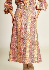 Gonna lunga e decorata con motivi paisley nelle tonalità di rosa, blu e oro. Include una cintura coordinata con una fibbia dorata.