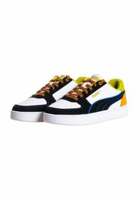 Sneakers bianchi con dettagli in suede nero, linee blu e lacci arancioni. Presentano un vivace dettaglio giallo sul tallone e perforazioni testurizzate sulla punta.