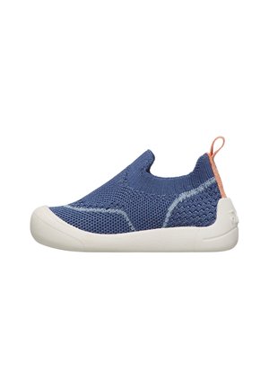 Sneaker slip-on in maglia blu con suola bianca e linguetta rosa sul tallone, progettata per facile indossabilità e comfort.