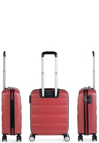 Maleta de mano rígida roja con un diseño estriado, acentos negros, doble asa retráctil, ruedas de giro suave y cierre de cremallera.