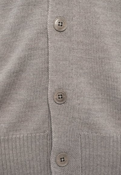 Γκρι πλεκτό μπουφάν με ριγέ στρίφωμα και πέντε στρογγυρά κουμπιά με υφασμάτινη υφή.