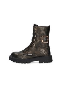 Lace-up enkelboot in metallic zwart slangenprint, met een chunky zwarte zool en decoratieve gouden gespaccent. Branding zichtbaar op de zijkant.