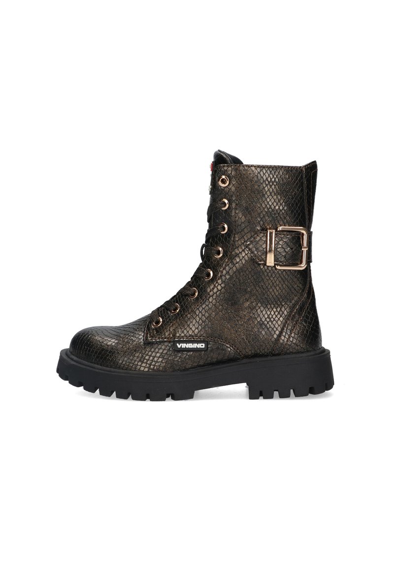 Lace-up enkelboot in metallic zwart slangenprint, met een chunky zwarte zool en decoratieve gouden gespaccent. Branding zichtbaar op de zijkant.
