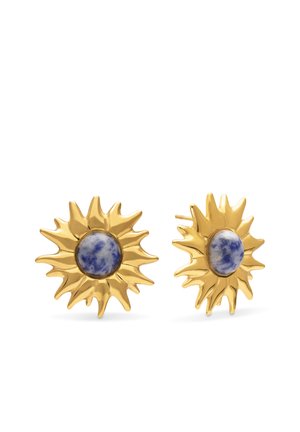 Pendientes dorados en forma de sol con centros redondos de piedra marmoleada azul y blanca sobre un fondo blanco.