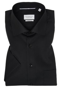 Zwarte button-up shirt gemaakt van gladde stof, met een moderne pasvorm, puntig kraag en lange mouwen, met een enkele manchette en vijf knopen.