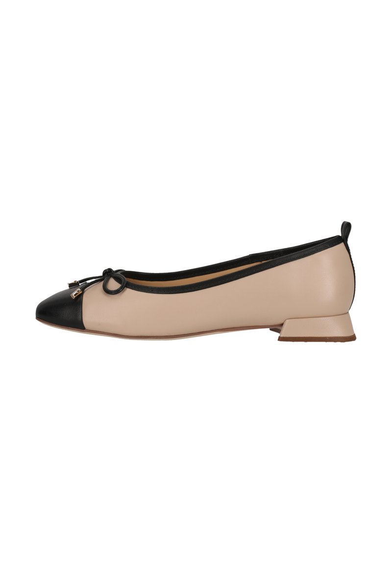 Ballet flats dengan bagian atas nude, penutup jari arrondie hitam, dan tumit kecil. Dilengkapi dengan aksen pita di bagian jari.