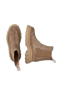 Bottines en daim marron avec des panneaux élastiques sur les côtés et une épaisse semelle en caoutchouc beige. Dispose d'une languette pour un enfilage facile.