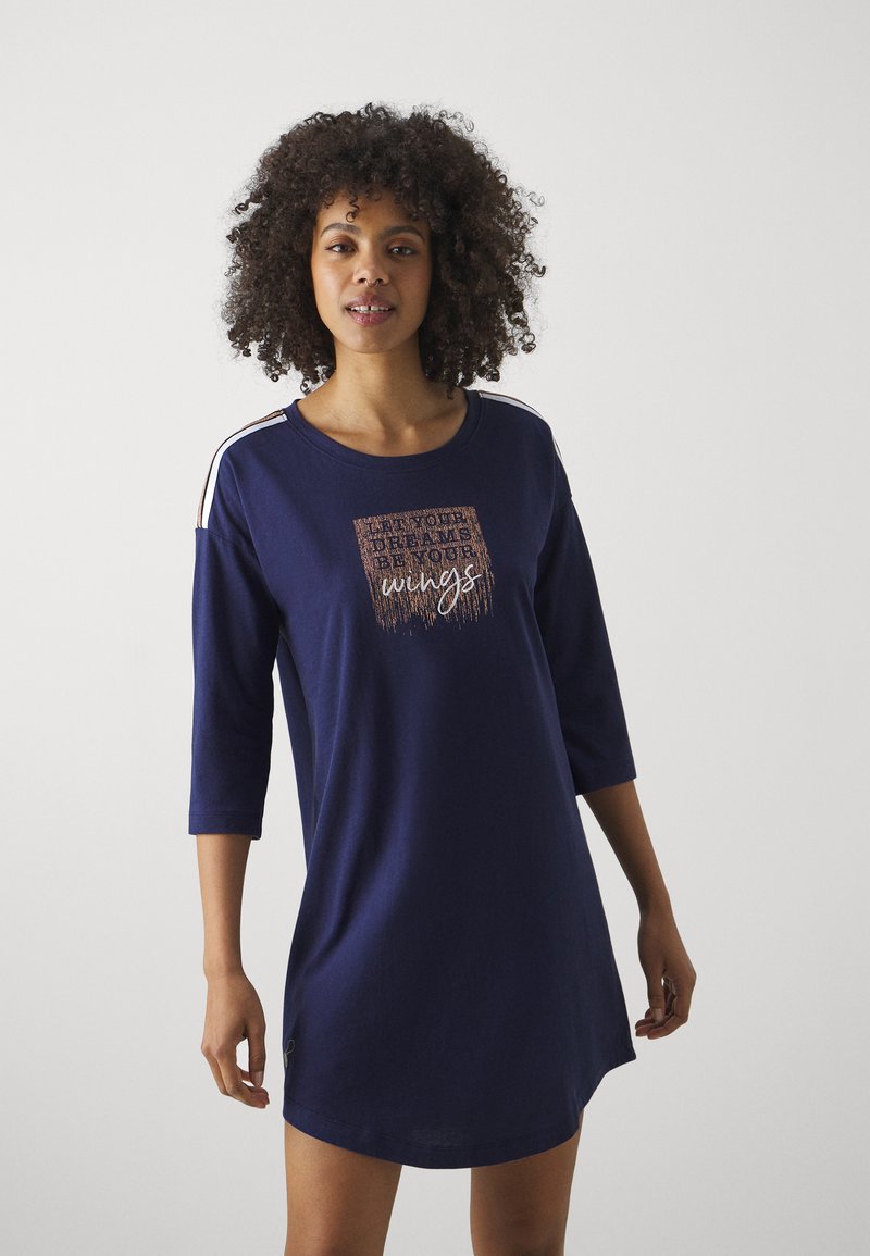 Vestido túnica de manga comprida azul-marinho com decote redondo, apresentando um design de texto gráfico ao centro e detalhes listrados contrastantes nos ombros.