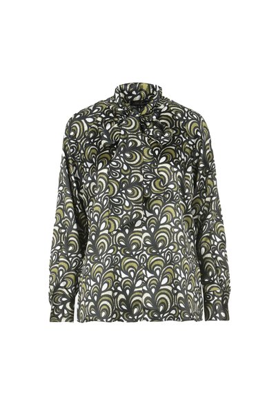 Blusa a maniche lunghe in tessuto nero con motivo astratto verde e bianco, caratterizzata da un colletto alto e un dettaglio a fiocco al collo.