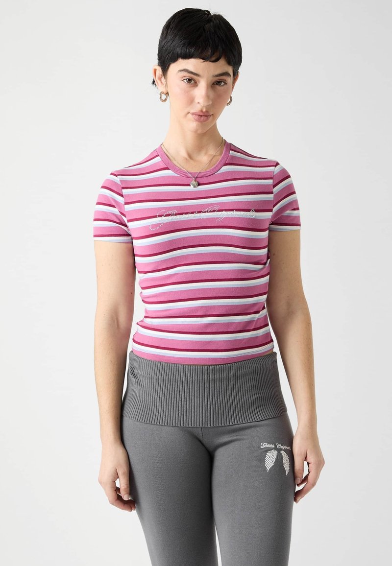 T-shirt à manches courtes rayé rose et gris avec un col rond et un tissu côtelé. Présente un texte brodé en argent sur la poitrine.