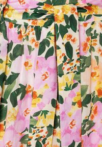 Bloemmotiefstof met een mix van roze, gele en oranje bloemen met groene bladeren; lichtgewicht, textuur en geplooid ontwerp.