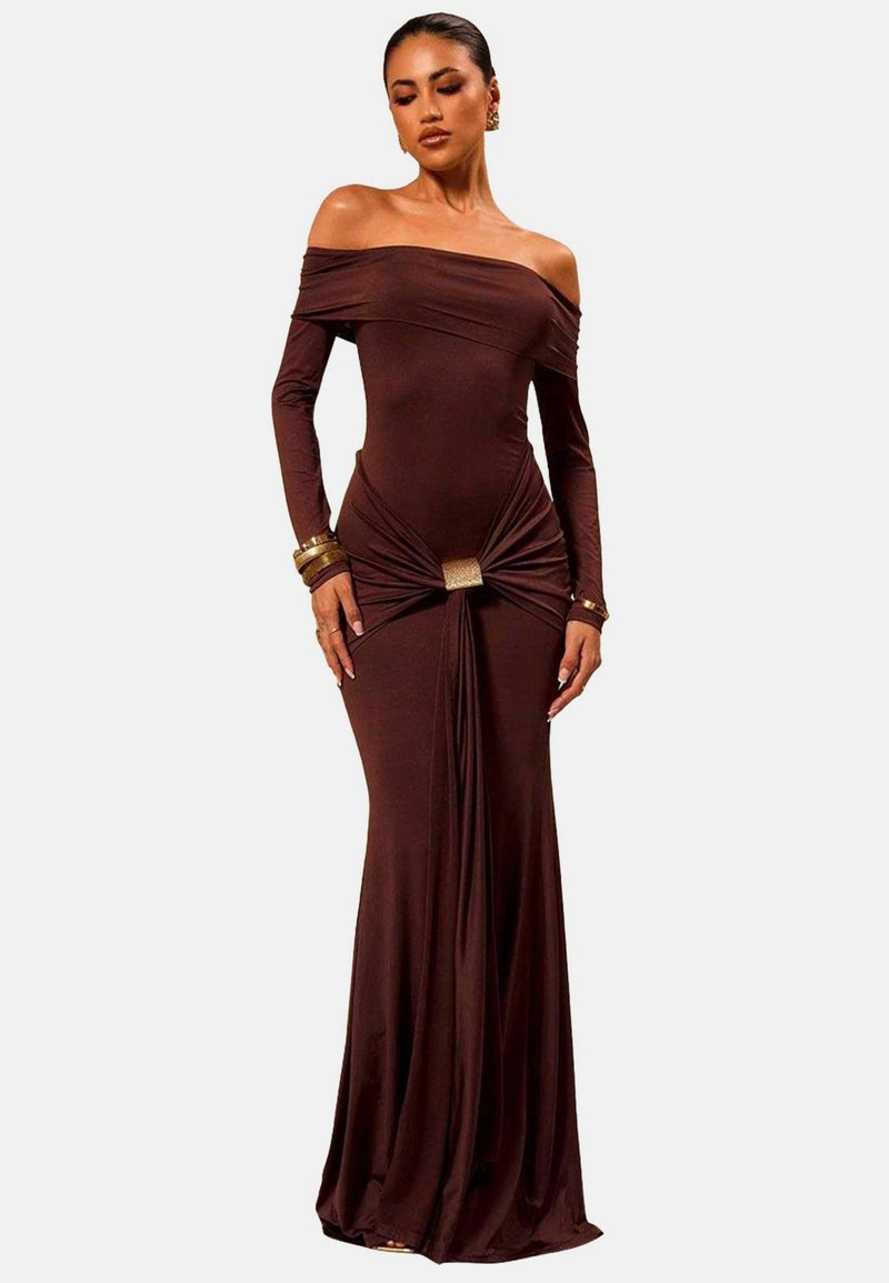 Brun off-the-shoulder kjole i strækstof, der har en snoet frontdetalje med en metallisk accent og lange ærmer for en tætsiddende silhuet.