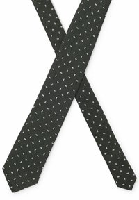 Dunkelgrüne Seidenschlips mit kleinen weißen Paisley-Mustern, flach ausgelegt und gekreuzt auf weißem Hintergrund.