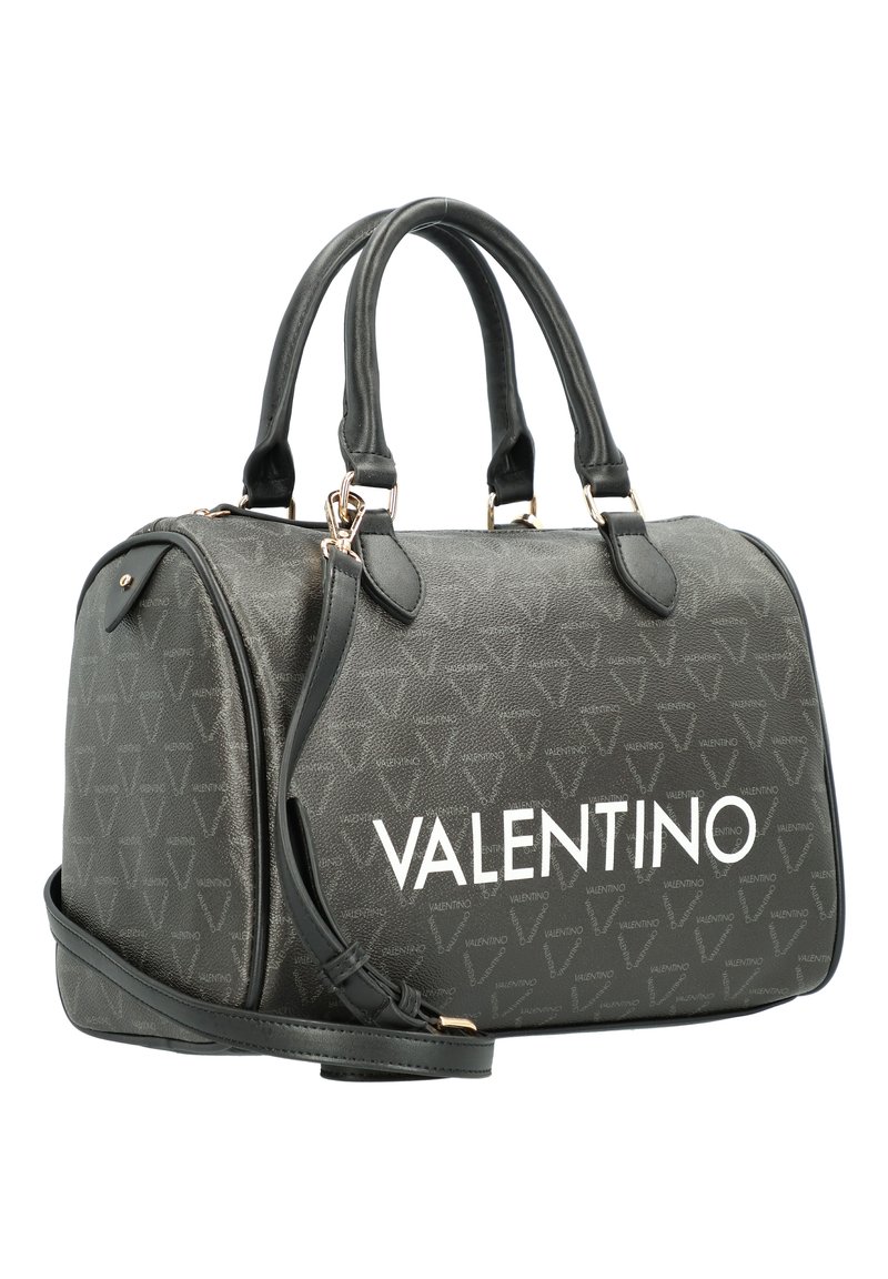 Bolso sintético gris con asas superiores dobles, correa para el hombro ajustable y herrajes en tono dorado. Presenta un patrón de logo grabado y una marca prominente.