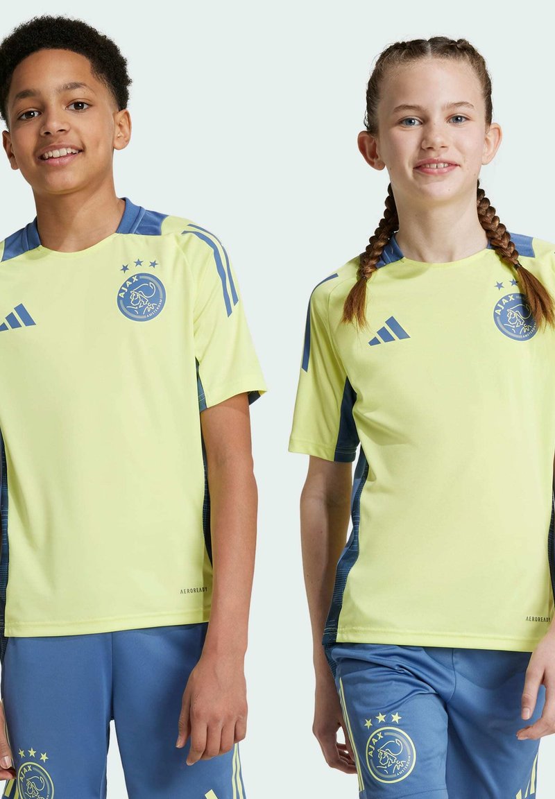 Maillots de sport Adidas pour jeunes en jaune fluo avec des accents bleus. Caractéristiques : manches courtes, col rond, logo de l'équipe et technologie de gestion de l'humidité.
