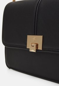 Anna Field Skulderveske - black