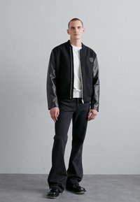 EYTYS CYRUS RAVEN - Flared Jeans - black