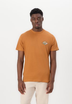 Camiseta de algodón marrón con mangas cortas, cuello redondo y un diseño gráfico en forma de diamante que presenta un sol y olas en el pecho.