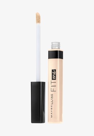 Correcteur Maybelline Fit Me dans un tube transparent, avec un capuchon noir et un applicateur. Liquide beige clair avec une texture lisse.