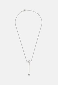 Zilveren metalen ketting met een schakelkettinkje, hartvormige hanger en een druppel met een klein balletje. Strak, minimalistisch ontwerp.
