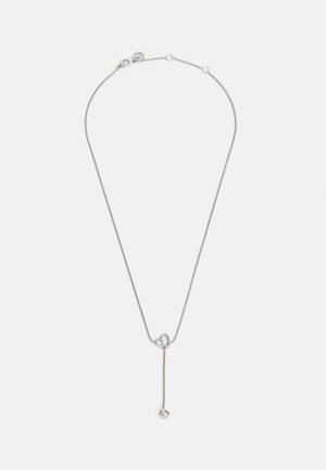 Collana in metallo argentato con catena, pendente a forma di cuore e una goccia con un piccolo dettaglio a sfera. Design elegante e minimalista.