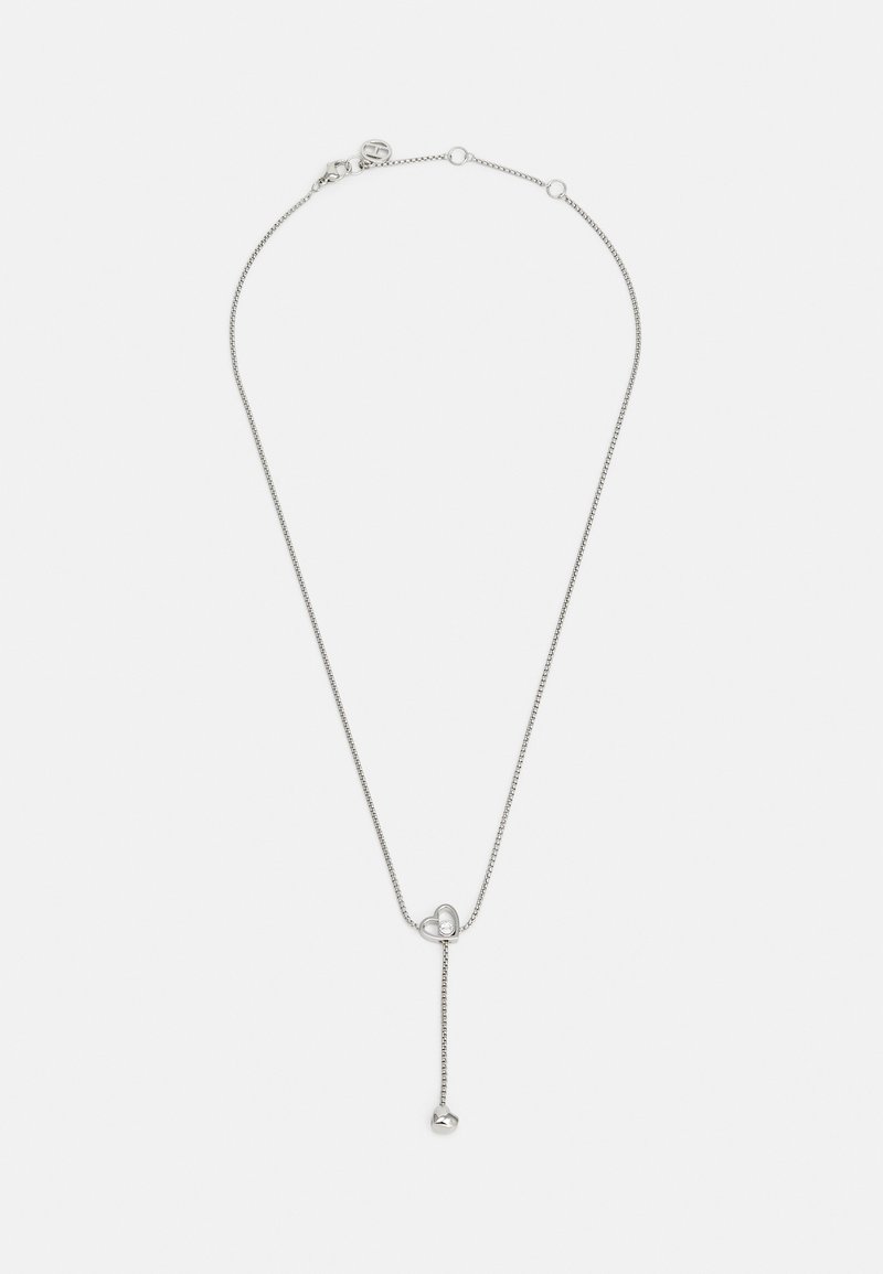 Zilveren metalen ketting met een schakelkettinkje, hartvormige hanger en een druppel met een klein balletje. Strak, minimalistisch ontwerp.