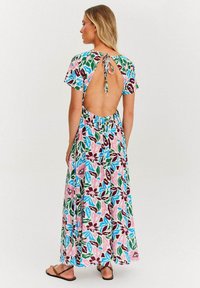 Maxi šaty s květinovým vzorem v růžové, zelené, modré a burgundské barvě. Mají otevřený zadní díl a závaznou detaily, vyrobené z lehkého materiálu.