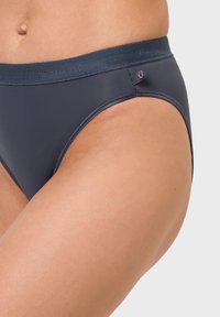 Dunkelgraue Damenunterhose aus einem glatten, dehnbaren Stoff, mit einem breiten Bund und einem kleinen Logo-Akzent an der Seite.