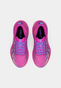 Ροζ αθλητικά παπούτσια με νάιλον σχεδίαση, διαθέτουν ένα γραδασιακό μοτίβο σε ζωντανούς χρωματισμούς, μωβ κορδόνια και ενισχυμένες λεπτομέρειες στη φτέρνα.