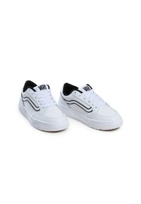 Sneakers bianchi in pelle con dettagli neri, caratterizzati da un design low-top, punta tonda e suola piatta in gomma. Lacci e logo ricamato.