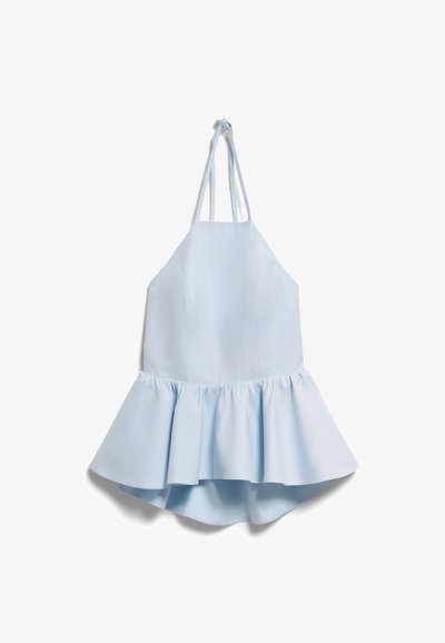 Haut péplum sans manches bleu clair avec bretelles halter et ourlet volanté évasé, présenté sur un fond blanc.