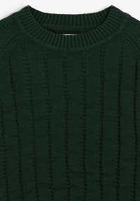 Mørkegrøn strikket sweater med lodrette, strukturerede kabelmønstre og en ribbet rund halsudskæring.