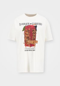 T-shirt branca de algodão com um gráfico colorido de uma cabine telefónica vermelha rodeada de folhas tropicais, um leopardoe e papagaios.